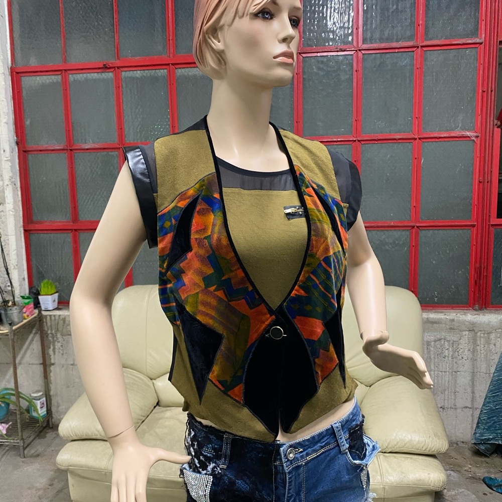 Vintage 1990’s vest made in USA. Perfect condition and fall colors. By Cassowary